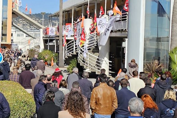 Depuis ce matin, jeudi 7 mars, le personnel est réuni dans la cour de l'établissement de Thalès Alénya Space, boulevard du Midi à Cannes Mandelieu, où a lieu en ce moment même l'assemblée générale.