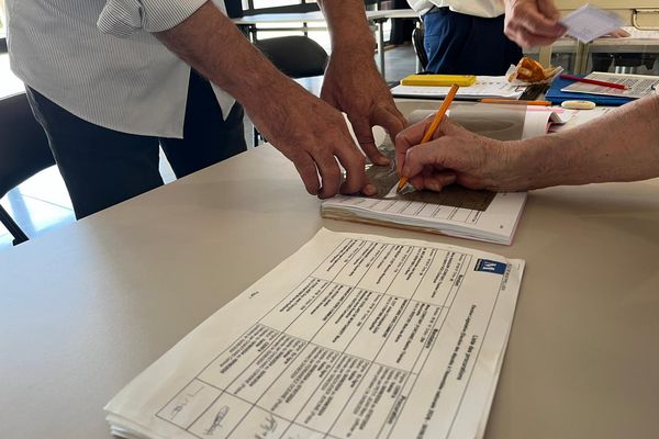 Feuille d'émargement dans un bureau de votes à Montpellier.