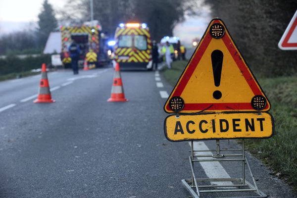 Intervention de pompiers sur un accident de la route 