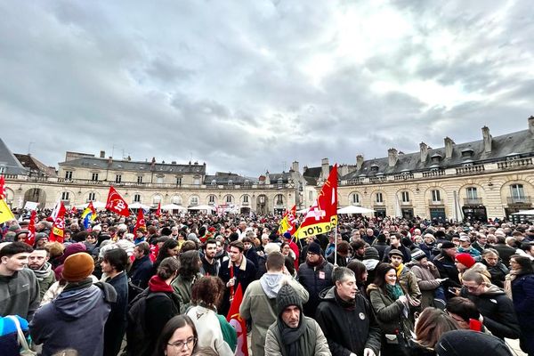 14 000 personnes se sont retrouvées place de la Libération, à Dijon, pour manifester contre la réforme des retraites