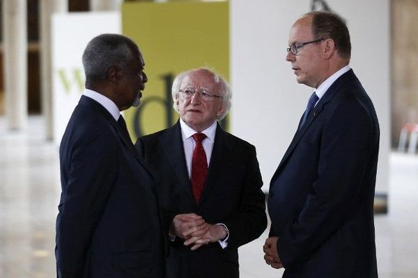 L'ancien secrétaire général de l'ONU Kofi Annan , le président irlandais Michael Higgins et le Prince Albert II de Monaco lors du Sommet de Paris de conscience pour le climat à Paris