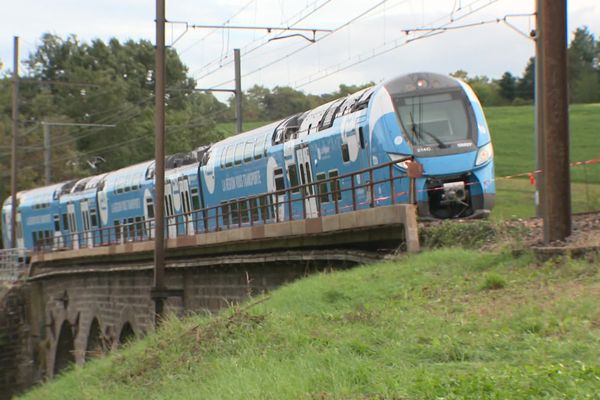 Fabrice Pannekoucke, président de la région Auvergne-Rhône-Alpes, a annoncé sur notre antenne - dans l'émission Dimanche en politique - que la SNCF rembourserait la moitié de l'abonnement mensuel payé par les abonnés de la ligne TER Saint-Etienne Lyon. Un dédommagement suite à l'interruption d'exploitation de cet axe, après les intempéries d'octobre. "Une victoire" pour la FNAUT AuRA, fédération d'usagers des transports.