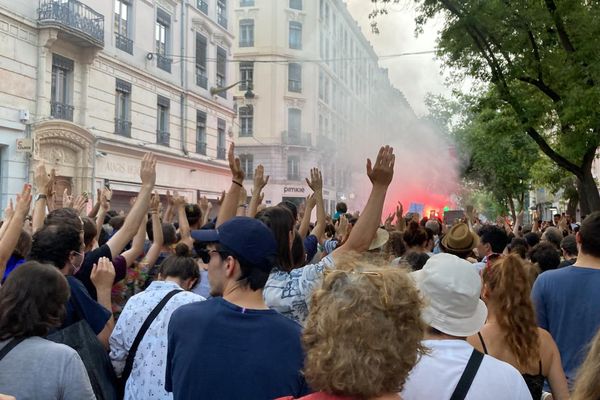 La manifestation de soutien au collectif Soulèvement de la Terre a commençé peu après 20h, ce mercredi 21 juin, place de la République, malgré les festivités liées à la Fête de la musique.