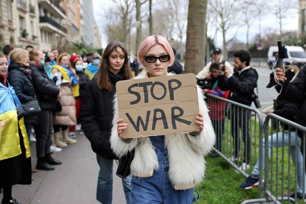 Des manifestants étaient rassemblées ce jeudi midi devant l'ambassade de Russie à Paris pour dénoncer l'offensive de Moscou en Ukraine.