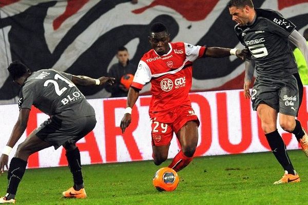 Majeed Waris, dans ses oeuvres sous le maillot rouge de Valenciennes. 