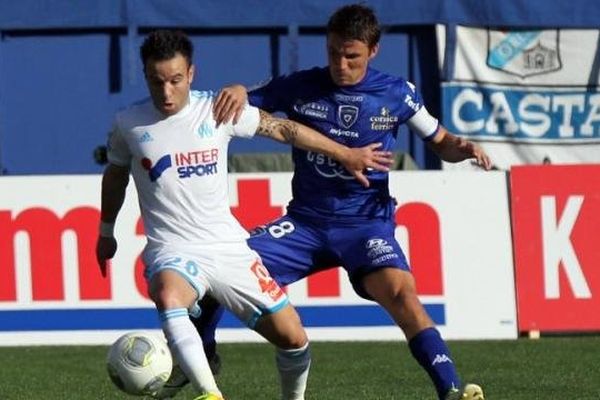 21/09/13 - Le capitaine de Bastia, Yannick Cahuzac au prise avec le marseillais Mathieu Valbuena