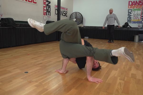 Kamil Bousselham s'entraînant dans sa salle de danse à Amiens, en vue des JO de Paris 2024.