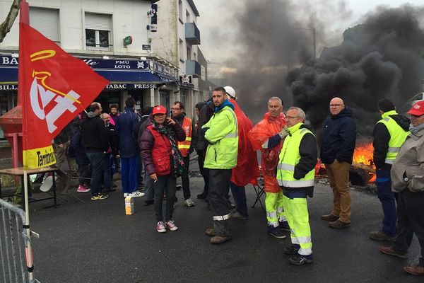 Les trois accès menant au dépôt pétrolier du port de pêche de Lorient sont bloqués par des manifestants