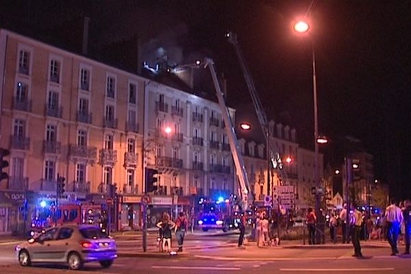 Les pompiers en pleine intervention vendredi soir, boulevard de Beaumont à Rennes