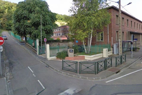 Darnétal : rue Bastien (à gauche) et rue de Longpaon. Au centre : l'école Suzanne Savale.