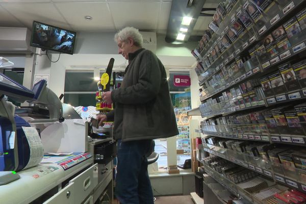 Alors que le prix du paquet de cigarettes ne cesse d’augmenter, de plus en plus de clients des bureaux de tabac sont tentés de se tourner vers le marché noir pour s’approvisionner. Les buralistes tirent la sonnette d’alarme.