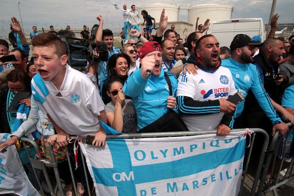 Le supporters marseillais accueillent l'OM à l'aéroport de Marignane, au lendemain de leur victoire face à Salzbourg (2-1)