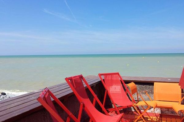 Avant le confinement, une terrasse face à la mer...le temps suspendu à Veules-les-Roses.