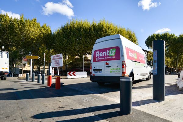 Les bornes à l'entrée du cours Mirabeau à Aix-en-Provence.