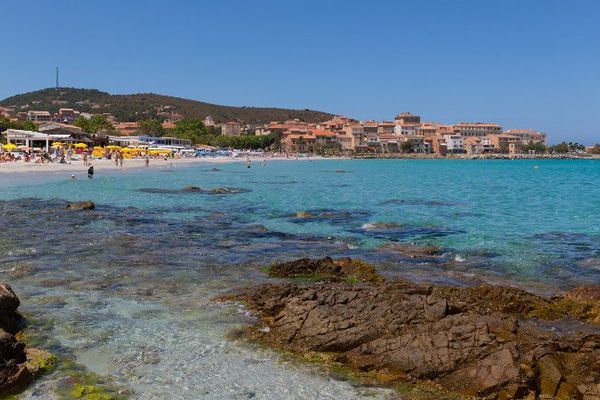 ILLUSTRATION - La plage d'Ile-Rousse en Haute-Corse.