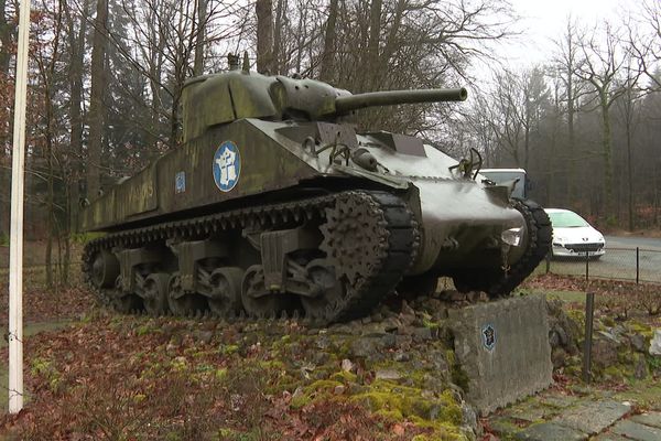 Le char Valois, exposé à la Croix de Médavy, dans la forêt d'Écouves, dans l'Orne.