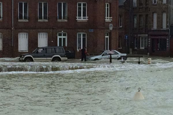 Certaines rues de Saint-Valéry-en-Caux (76) ont été inondées lors du passage de la tempête Eleanor le mercredi 03 janvier 2018.