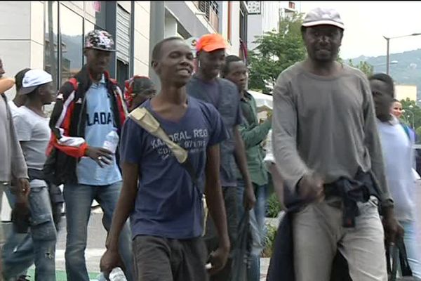 Les migrants en provenance de Breil-sur-Roya arrivent à Nice, après une marche de 60 kilomètres