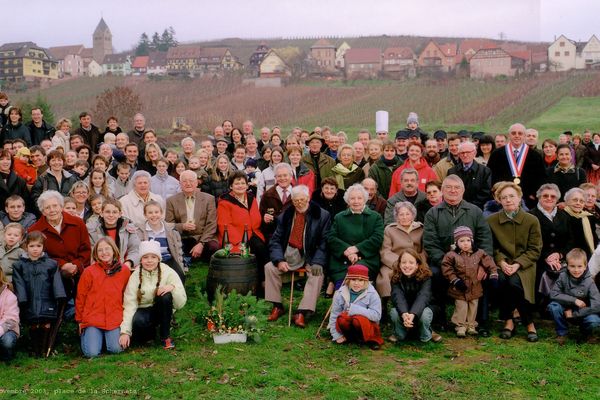 En 2003, le maire a repéré un habitant qui ne regarde pas l'objectif, saurez-vous le retrouver?