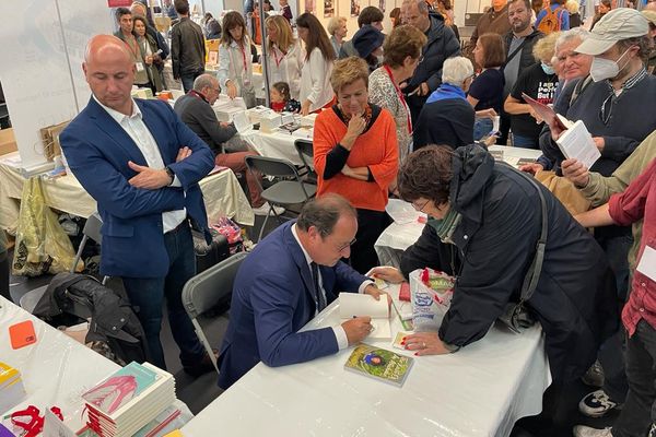 François Hollande était invité du 35e Festival du livre de Mouans-Sartoux (Alpes-Maritimes).