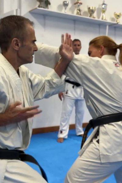 Jean-Paul Corrieri fait la démonstration d'un exercice aux ceintures noires de l'AMI Bastia.