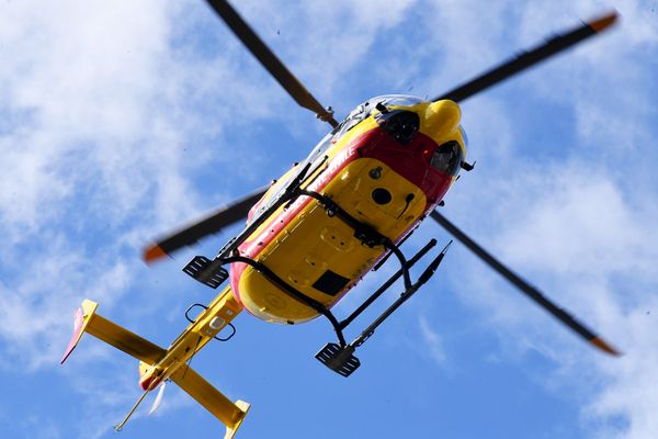 Un hélicoptère du Samu est attendu sur l'autoroute A16 pour transporter les victimes d'un grave accident.