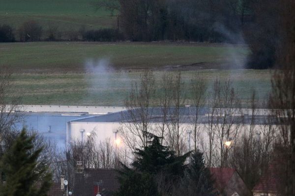 De la fumée due à des explosions sort de l'entreprise CTD à Dammartin-en-Goële (77) où sont retranchés depuis vendredi matin les frères Kouachi