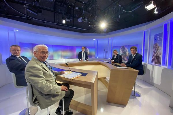 Quatre candidats aux élections départementales dans le Puy-de-Dôme ont débattu sur le plateau de France 3 Auvergne lundi 14 juin. 