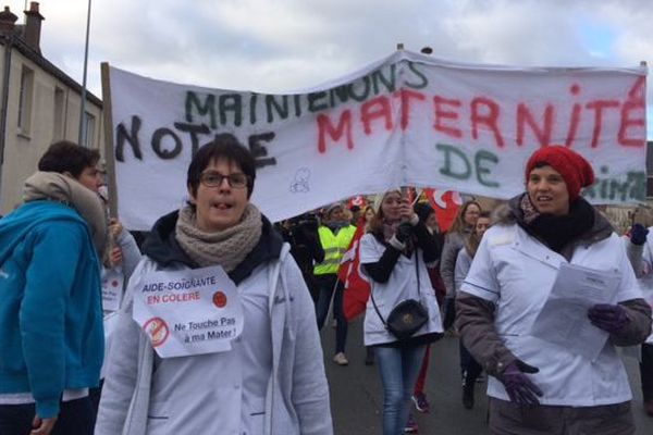 500 à 600 personnes ont manifeste ce matin  dans les rues de Châteaudun pour défendre leur hôpital de proximité. En jeu, la sauvegarde de leur maternité menacée, d'autres services hospitaliers seraient également sur la sellette.