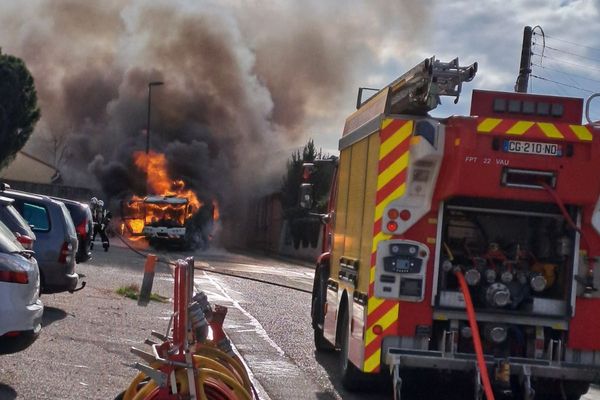 Le feu a pris a proximité d'une école et d'une résidence. Une dizaine de pompiers ont été dépêchés sur place.