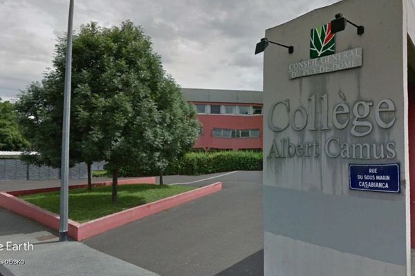 La mère de la collégienne autiste Asperger, scolarisée au collège Albert-Camus de Clermont-Ferrand et soupçonnée d'être l'auteure d'une agression sur l'une de ses camarades, se confie après le geste de sa fille.