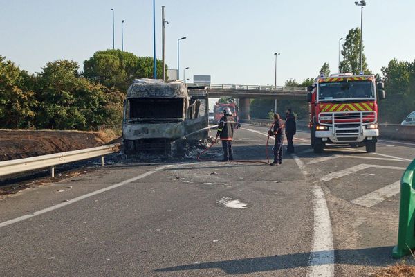 Le camion a pris feu après avoir forcé le barrage des gendarmes, près du péage de Bressols.