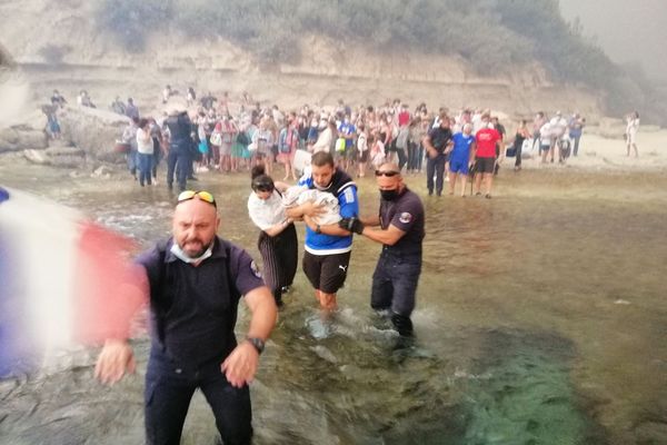 Pris au piège par les flammes, les vacanciers ont été évacués par la mer.