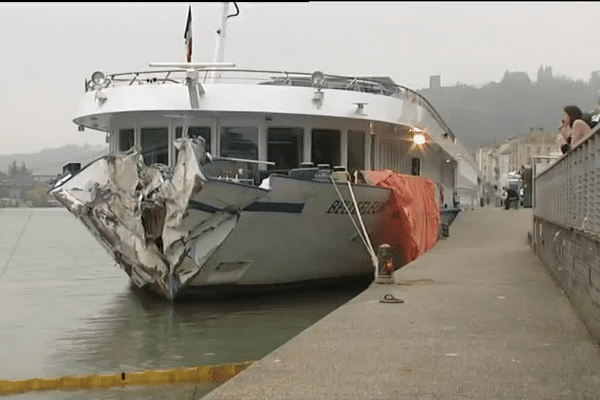 La coque ayant été atteinte assez haut, le bateau accidenté a pu naviguer jusqu’à Vienne.