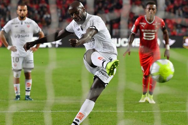 Le Cap-verdien Julio Tavares tire un pénalty lors du match Dijon-Rennes au Roazhon Park (Rennes), le 19 août 2017.