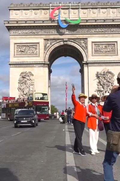 L'arc et ses trois agitos vues de l'avenue des Champs-Elysées.