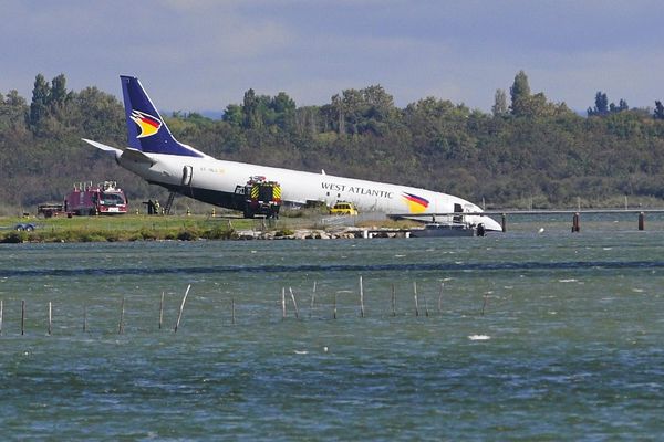 Samedi 24 septembre 2022, à 2h50, un avion de l'aéropostale qui atterrissait à l'aéroport de Montpellier Méditerranée est sorti de la piste et a fini sa route dans l'étang de Mauguio.