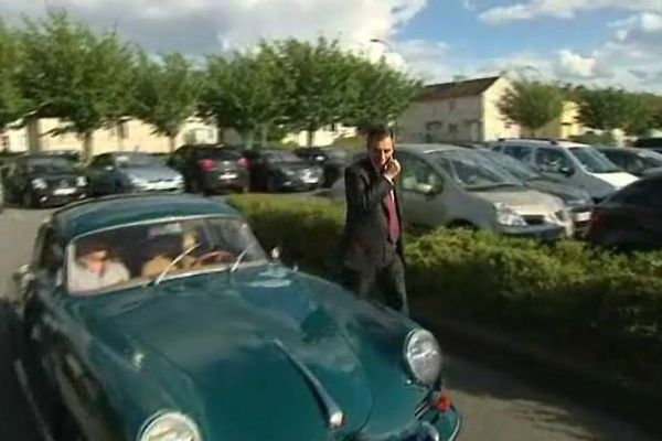 François Fillon, à son arrivée, à Taverny, dans le Val-d'Oise, en Porsche 656.