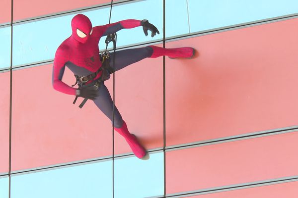 L"association "super-héros au grand cœur" s'est rendu au CHU Estaing à Clermont-Ferrand pour donner le sourire aux enfants malades en leur présentant un show spectaculaire.