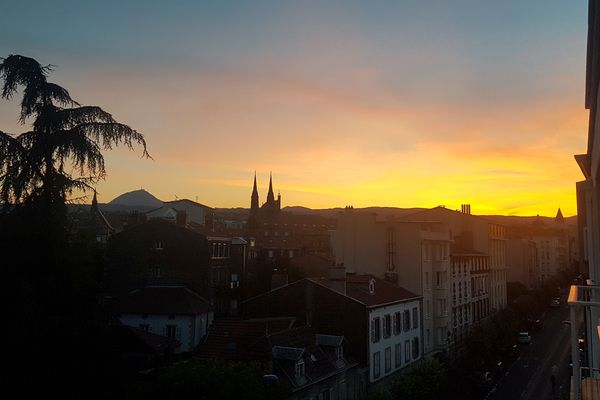 A Clermont-Ferrand, même la nuit n'apporte pas de fraîcheur.