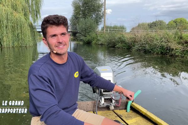 Charles, l'incroyable facteur en tournée dans le marais audomarois.