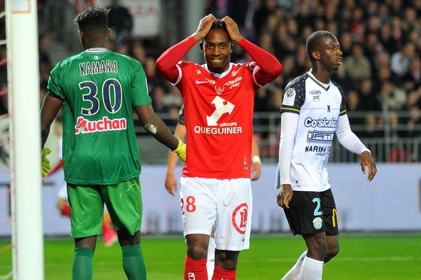 En faisant match nul contre Tours, le Stade brestois laisse l'opportunité au RC Lens et à Strasbourg de se rapprocher au classement.