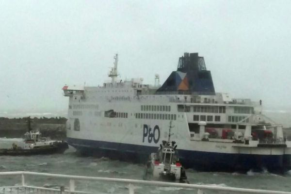 Le ferry P&O echoué dans le port de Calais