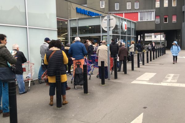 La file d'attente devant l'entrée d'un supermarché de Nantes dès l'ouverture le 17 mars au matin. 