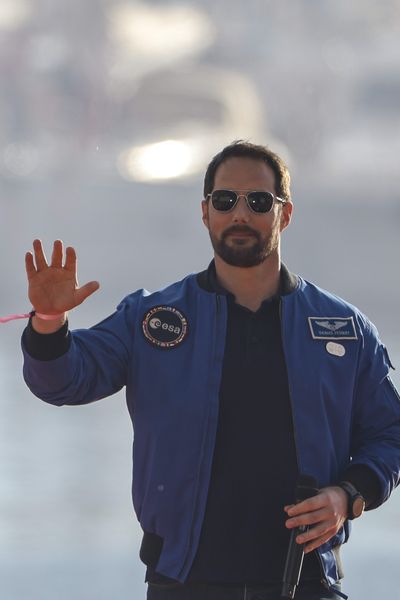 Thomas Pesquet a porté la flamme olympique lors de son passage au Mont-Saint-Michel.