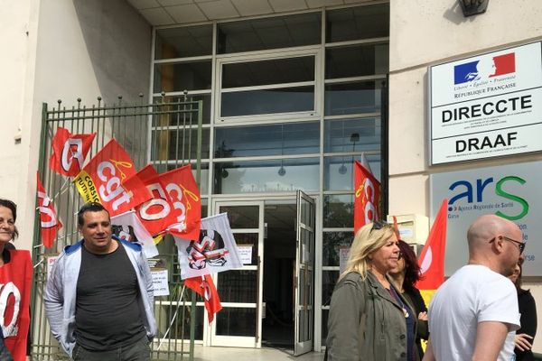 Rassemblement devant la Direction régionale du travail et de l'emploi à Bastia, le 17 mai 2016.