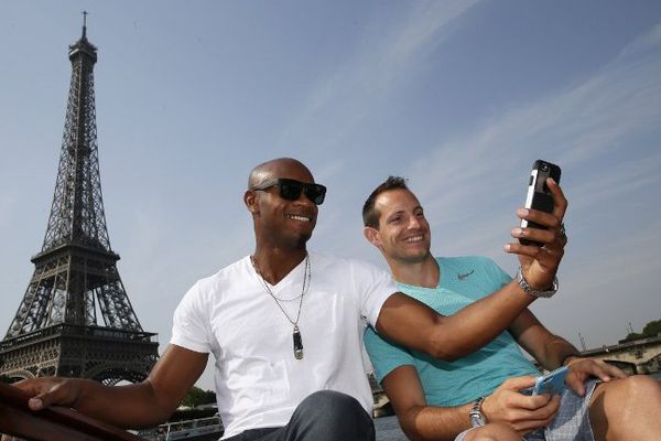 Le perchiste clermontois Renaud Lavillenie et le sprinteur jamaïcain Asafa Powell jouent les touristes à Paris à quelques jours du meeting Areva de Paris-Saint-Denis comptant pour la Ligue de Diamant.