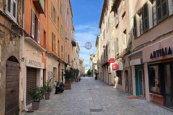 La rue Napoléon vidée de ses passants.