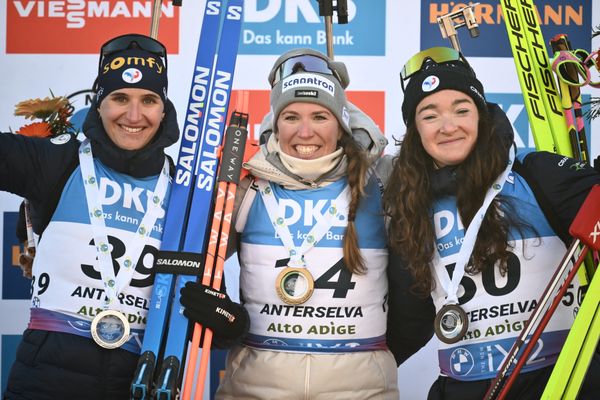 Sur le podium de l'individuel court de la Coupe du Monde à Antholz, les deux Françaises Julia Simon (2e) et Lou Jeanmonnot (3e) sur le podium entourent la Suissesse Lena Haecki-Gross, victorieuse.