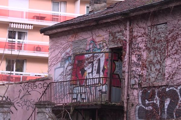 Mort d'une jeune femme dans un squat à Lyon. Le corps dénudé de la lycéenne de 18 ans a été retrouvé le 18 juin 2023 dans une maison abandonnée du 7ᵉ arrondissement de Lyon. Un homme a été appréhendé peu de temps après.